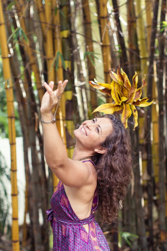 Schmuckbild: Lachende Frau im Bambusgehölz